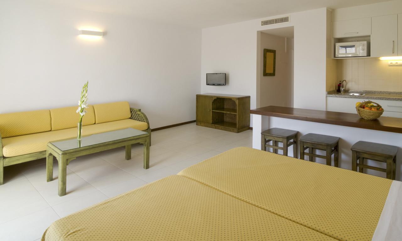 Apartamentos Bon Lloc Santa Eularia des Riu Exterior photo