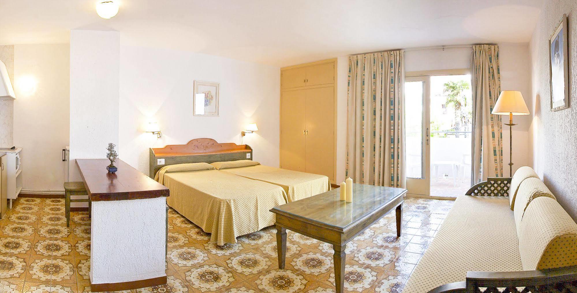 Apartamentos Bon Lloc Santa Eularia des Riu Exterior photo