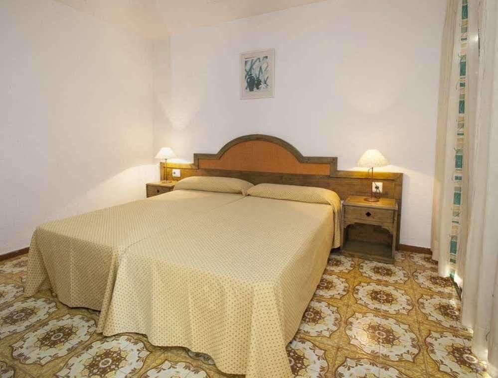 Apartamentos Bon Lloc Santa Eularia des Riu Exterior photo
